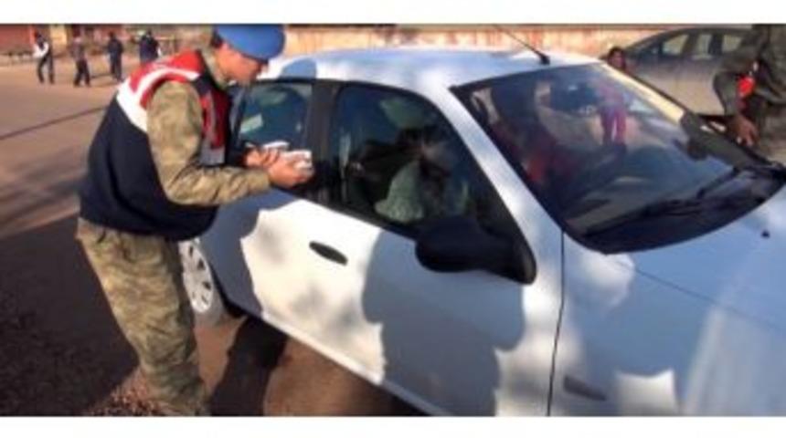 Şırnak&rsquo;ta Jandarma Ara&ccedil;ları Durdurup Aşure Ikram Etti