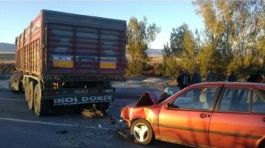 Otomobil Kamyona &Ccedil;arptı: 4 Yaralı