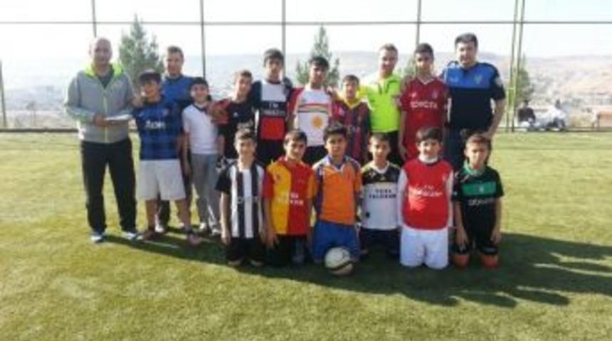 Cizre'de Orta Okullar Arası Halı Saha Futbol Turnuvası Başladı