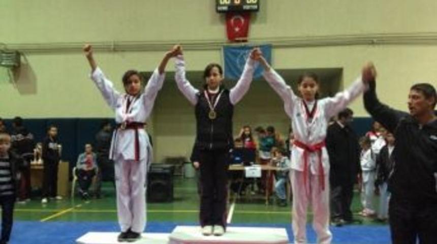 Taekwondocular Madalyayla D&ouml;nd&uuml;