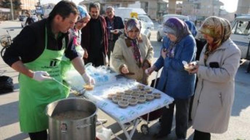 Pazar Yerinde Aşure Dağıtımı