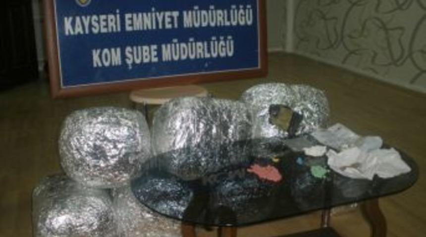 Uyuşturucu Tacirleri Ikinci Istasyonda Yakalandı