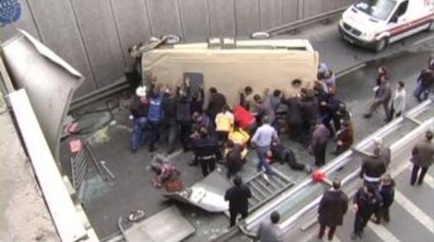 G&uuml;ng&ouml;ren&rsquo;de Minib&uuml;s K&ouml;pr&uuml;den U&ccedil;tu: 2 &Ouml;l&uuml;