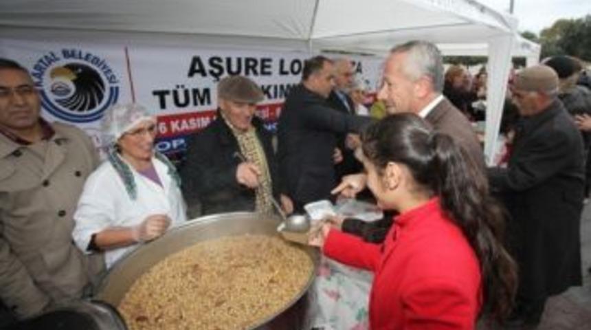 Başkan &Ouml;z, Kartallı Vatandaşlara Aşure Dağıttı
