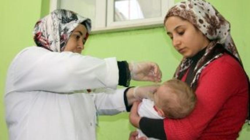 Sağlık Ekipleri Kapı Kapı Dolaşarak Aşı Yapıyor