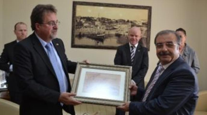 100.yıl Ziyaretleri S&uuml;r&uuml;yor