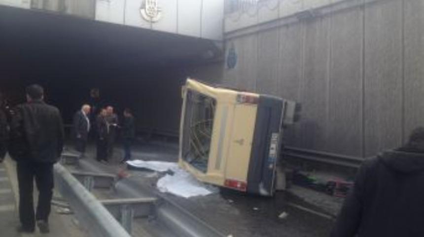 G&uuml;ng&ouml;ren'de minib&uuml;s kazası: 2 &ouml;l&uuml;