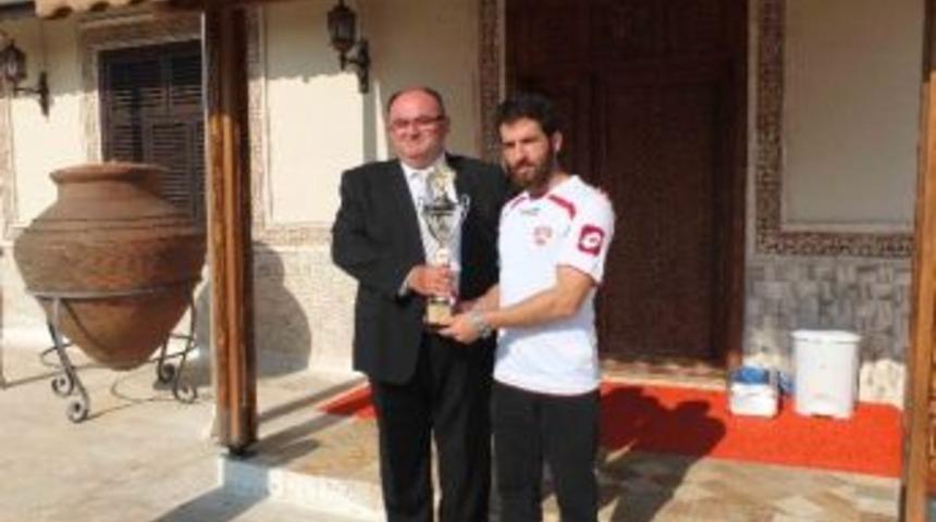 &Uuml;&ccedil;&uuml;nc&uuml;l&uuml;k Kupası Başkan Barut&rsquo;a