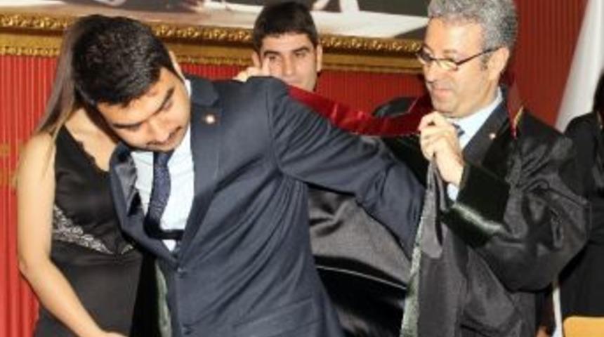 8 Avukat Yemin Ederek C&uuml;bbe Giydi