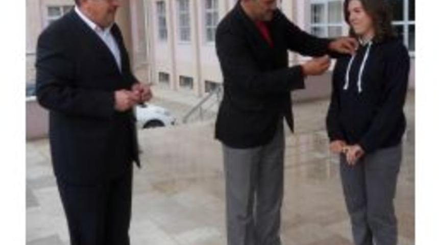 Bisiklet T&uuml;rkiye Şampiyonu &Ouml;ğrenciye Okulunda T&ouml;ren D&uuml;zenlendi