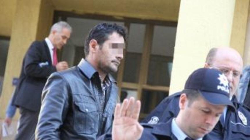 Silahla Şaka Yaparken Kazara Eşini Vurdu