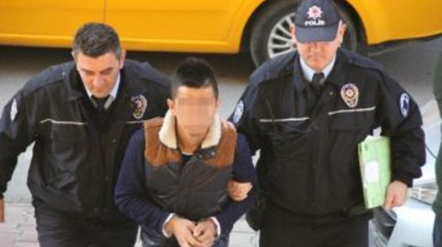 Cep Telefonunu Gasp Ettiği Genci Bı&ccedil;akladı