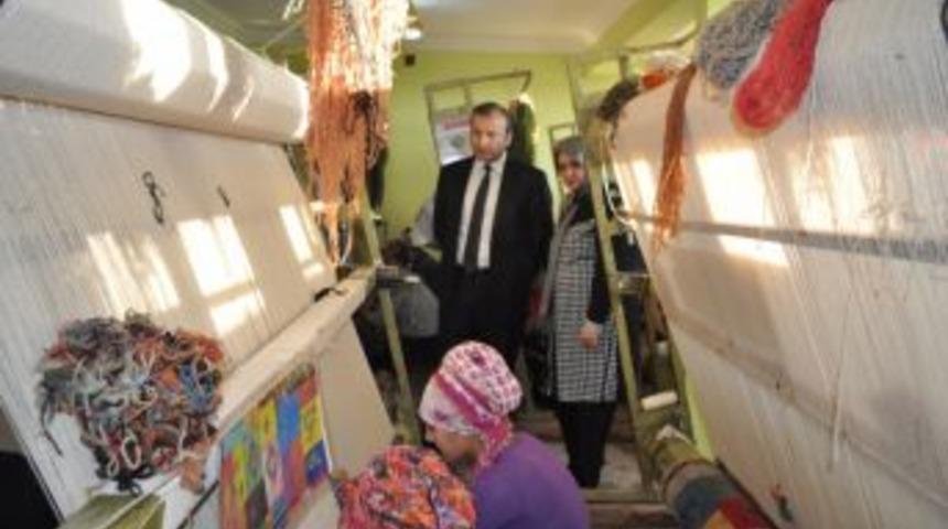 Kaymakam Eşiyle Halk Eğitim Kursiyerlerini Ziyaret Etti