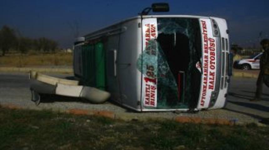 Otomobil, Halk Otob&uuml;s&uuml;yle &Ccedil;arpıştı: 5 Yaralı