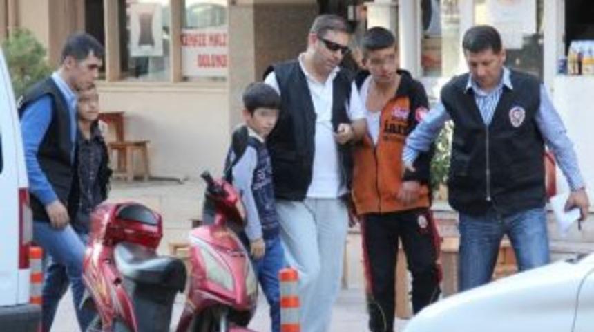 Otob&uuml;s Taşlayan 3 &Ccedil;ocuk Adli Tıpta