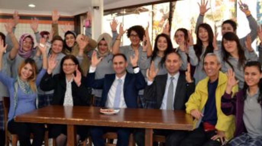 İşaret Diliyle İstiklal Marşı’nı Okuyan Öğrencilere Özel Ilgi