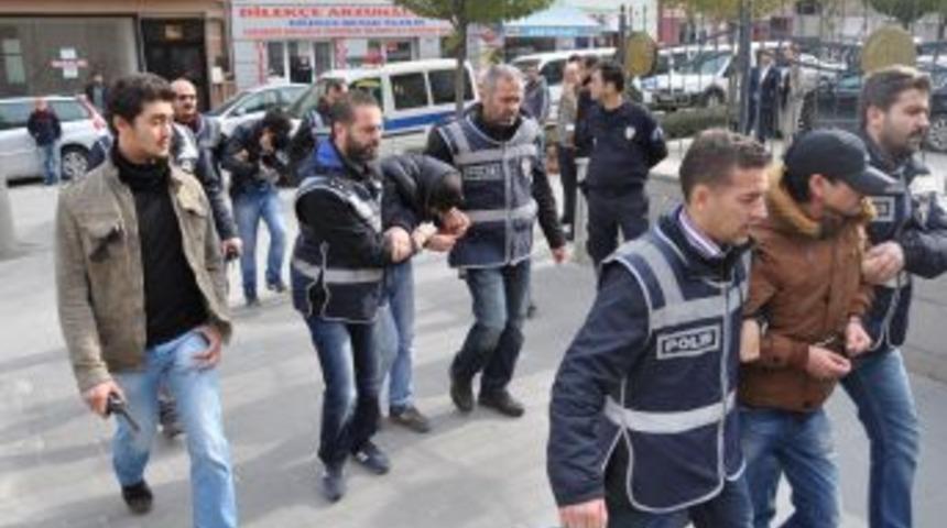 &Ccedil;aldıkları Eşyaları, &Ccedil;ete Liderinin Işyerinde Paraya &Ccedil;evirmişler