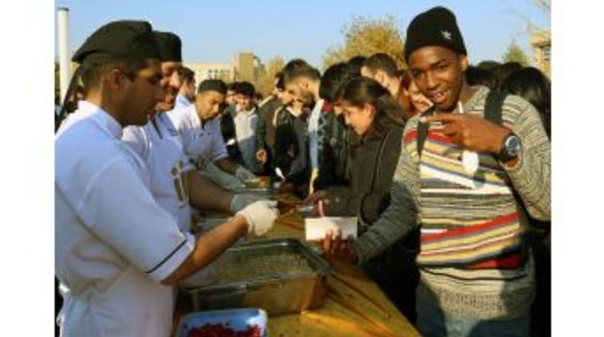 İn&ouml;n&uuml; &Uuml;niversitesi'nden 8 Bin &Ouml;ğrenciye Aşure Ikramı
