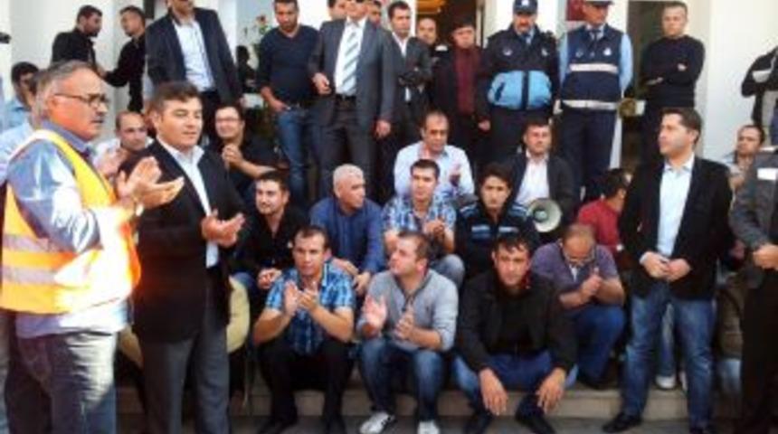 80 G&uuml;nd&uuml;r Maaş Alamayan Iş&ccedil;i Belediyeye Girişi Kapattı