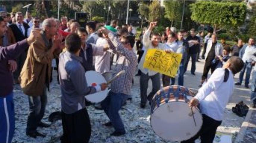 M&uuml;zisyenler, G&ouml;bek Atarak Sahte Paraya Tepki G&ouml;sterdi