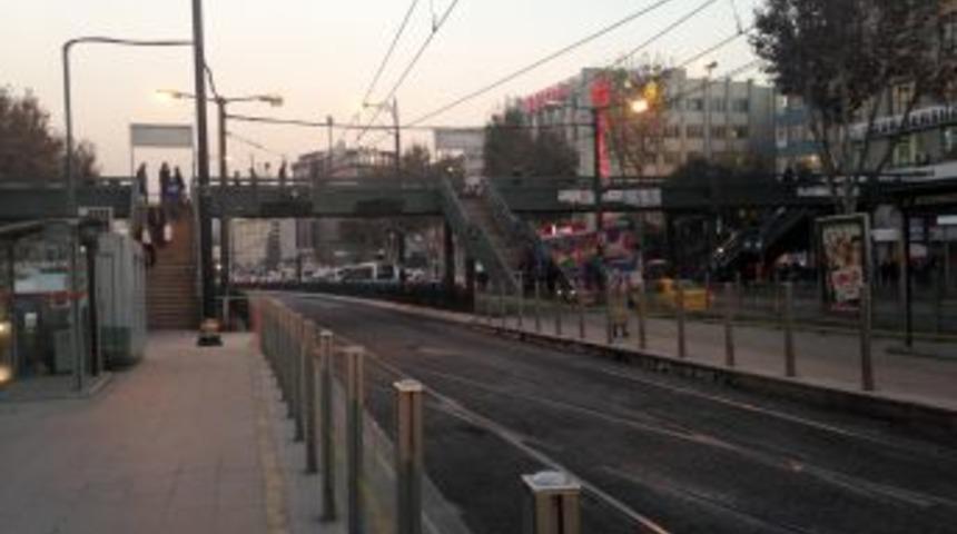 Yusufpaşa Tramvay İstasyonu Yanındaki Yaya &Uuml;stge&ccedil;idi Kaldırılıyor