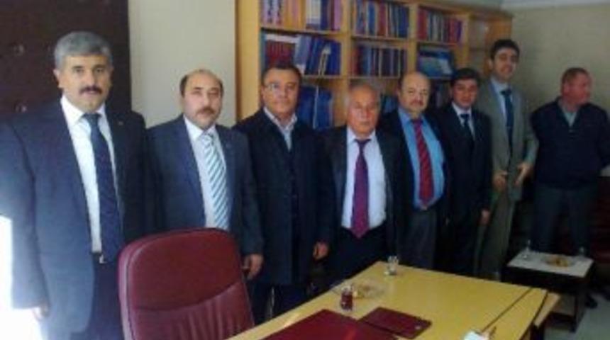 Yavuz, T&uuml;rkiye Kamu-sen&rsquo;i Ziyaret Etti