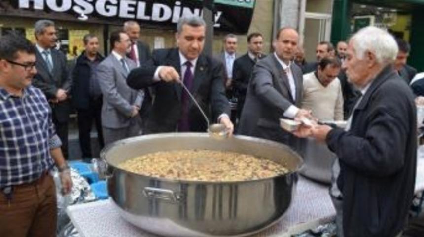 Din G&ouml;revlileri Aşure Dağıttı