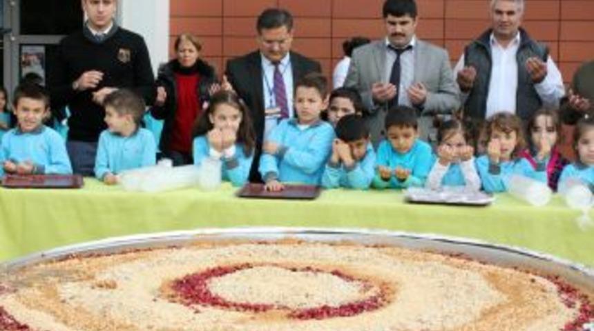 &Ouml;zel Şehzade Mehmet'ten &Ouml;ğrencilere Aşure Ikramı