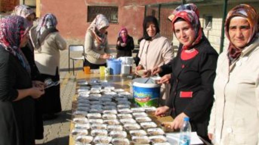 Okul Bah&ccedil;esinde Aşure Kaynatıp &Ouml;ğrencilere Dağıttılar