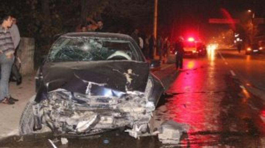 Kaldırımda Y&uuml;r&uuml;rken Araba &Ccedil;arptı