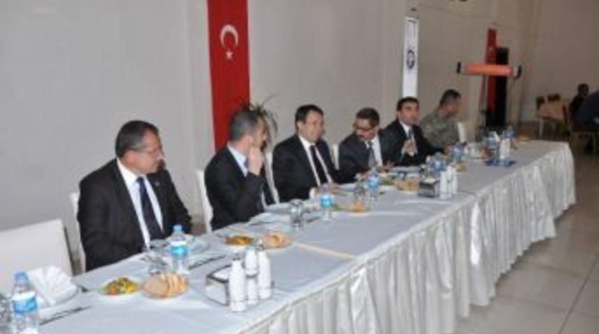 Vali Akdemir Muhtarlarla Biraraya Geldi