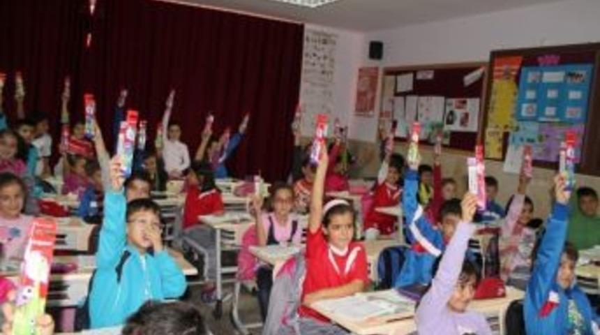 Belediyeden &Ccedil;ocuklara 8 Bin Diş Fır&ccedil;ası Ve Macun