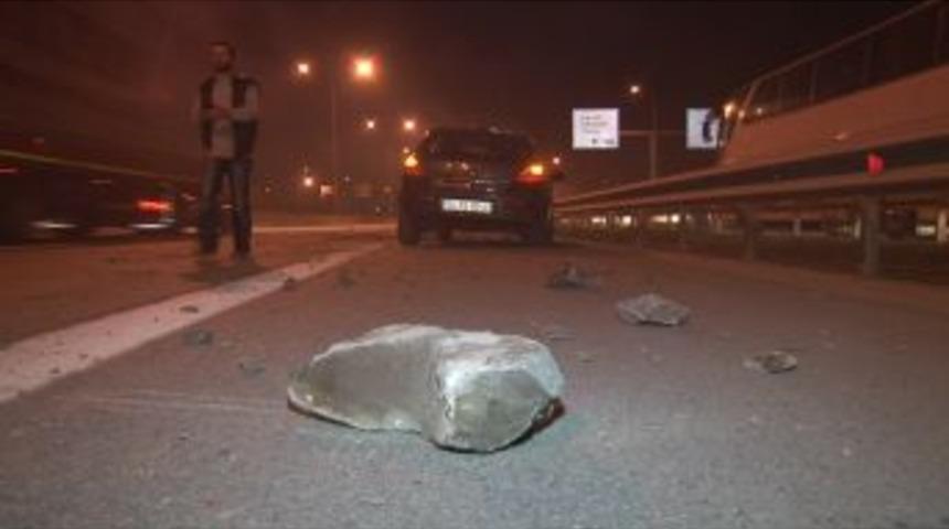 Kamyondan D&uuml;şen Taşlar S&uuml;r&uuml;c&uuml;lerin Kabusu Oldu