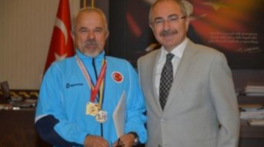 D&uuml;nya İkincisinden Vali Yaman&rsquo;a Ziyaret