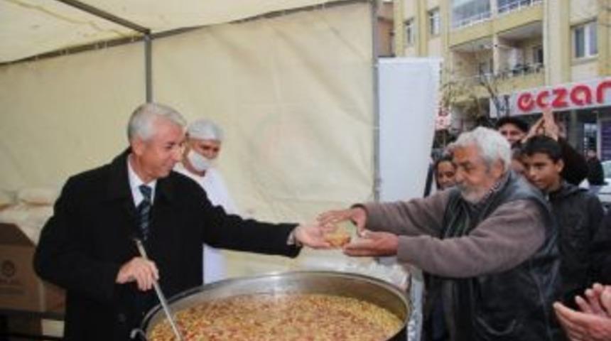 Belediyeden Pazarcı Esnafa Aşure