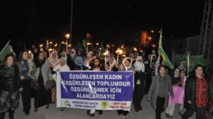 Kadınlardan Meşaleli Y&uuml;r&uuml;y&uuml;ş