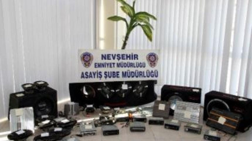 Nevşehir&rsquo;de Ara&ccedil;ların Camlarını Kırarak Teyp Hırsızlığı Yapan 4 Kişi Yakalandı