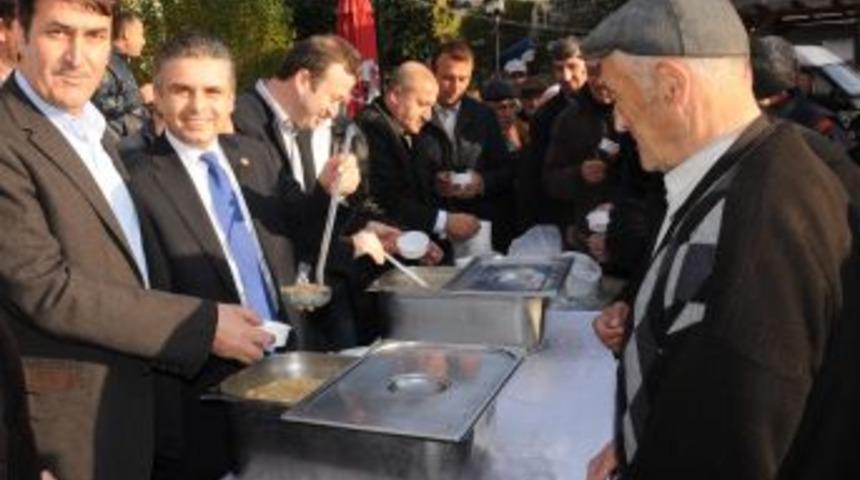 Milletvekili Şerbet&ccedil;ioğlu, Aşure Dağıttı