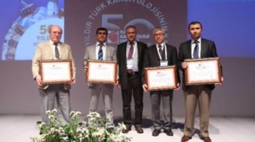 D&uuml;, Kardiyoloji Kongresi'nde &lsquo;kardiyoloji Eğitimi Yeterlilik Belgesi&rsquo; Almaya Hak Kazandı