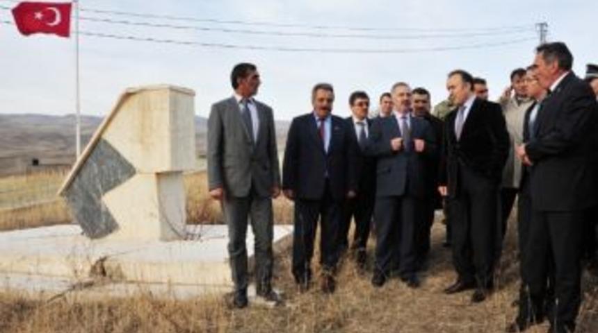 Vali Altıparmak Yavi Şehitliği&rsquo;ni Ziyaret Etti