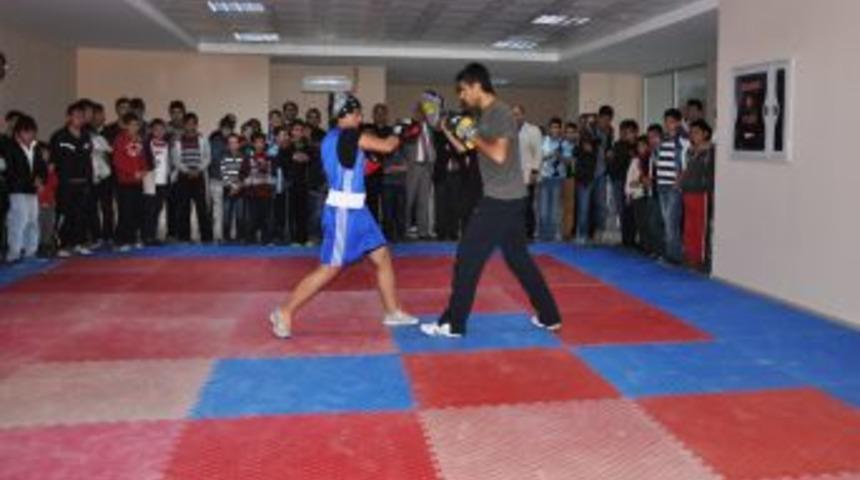 Erdemli Gen&ccedil;lik Boks Eğitimine Başladı