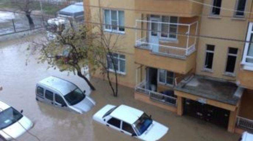 Edirne&rsquo;de evler sular altında kaldı