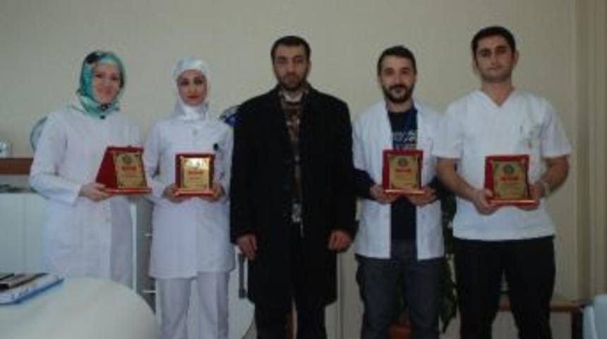 Hastadan Hastane &Ccedil;alışanlarına Teşekk&uuml;r Plaketi