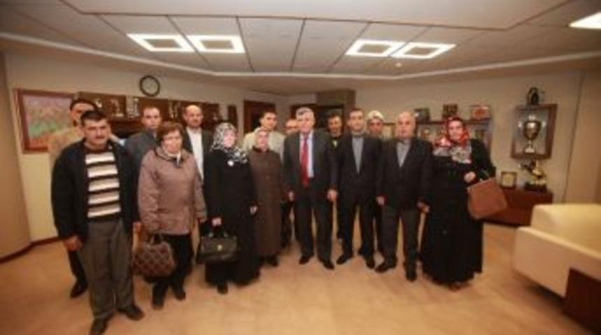 Başkan Karaosmanoğlu T&uuml;yz&uuml;sler Mahallesi Heyetini Ağırladı