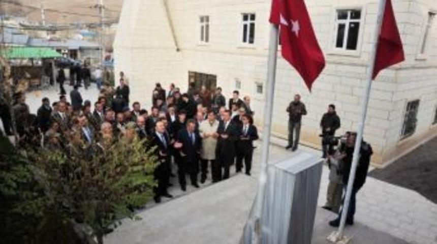 Vali Altıparmak, 1993'te Katledilen 33 Yavilinin Mezarlarını Ziyaret Etti