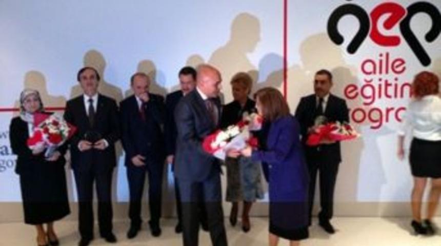 Bakan Fatma Şahin&rsquo;den Ali Korkut&rsquo;a &Ouml;d&uuml;l...