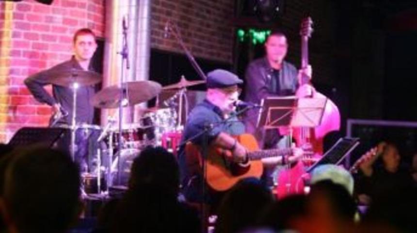 Sanat&ccedil;ı Orta&ccedil;gil, Hayal Kahvesi'nde Hayranlarıyla Bir Araya Geldi