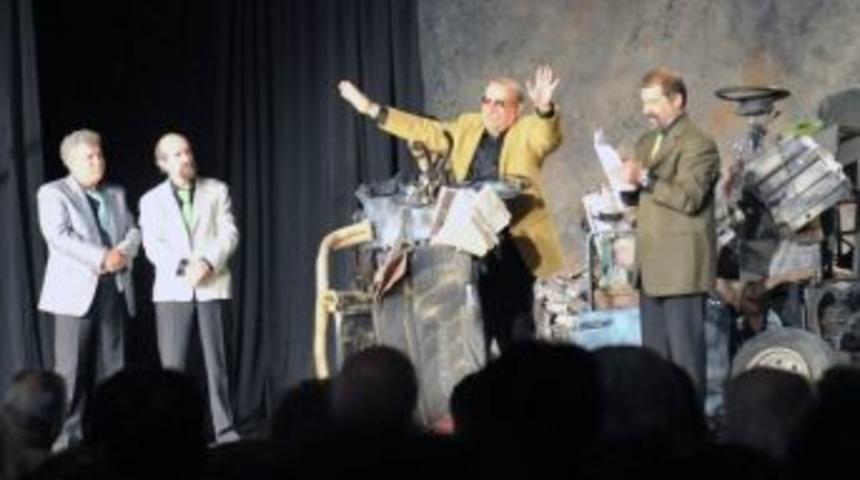 Aliağa&rsquo;da Tiyatro G&uuml;n&uuml;: &ldquo;s&ouml;z Meclisten İ&ccedil;eri&rdquo;