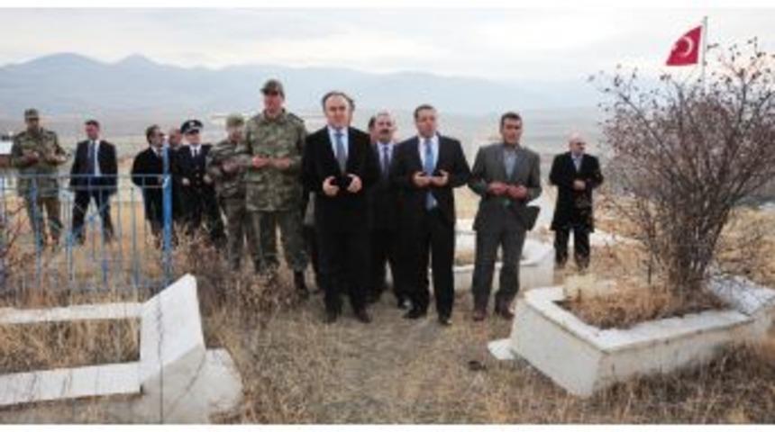 Vali Altıparmak, Yavi Şehitliği&rsquo;ni Ziyaret Etti