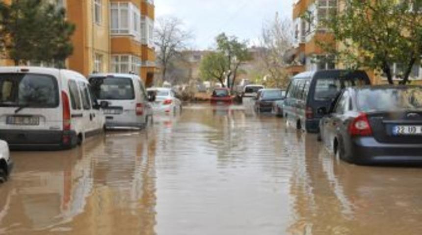 Uzunk&ouml;pr&uuml; Sular Altında